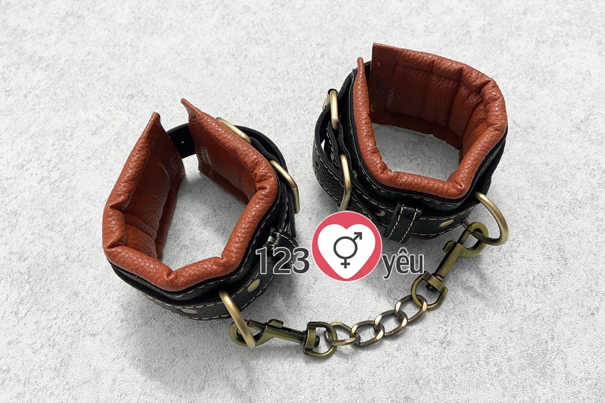 Đồ chơi tình yêu bạo dâm khóa tay da mềm inox không rỉ an toàn