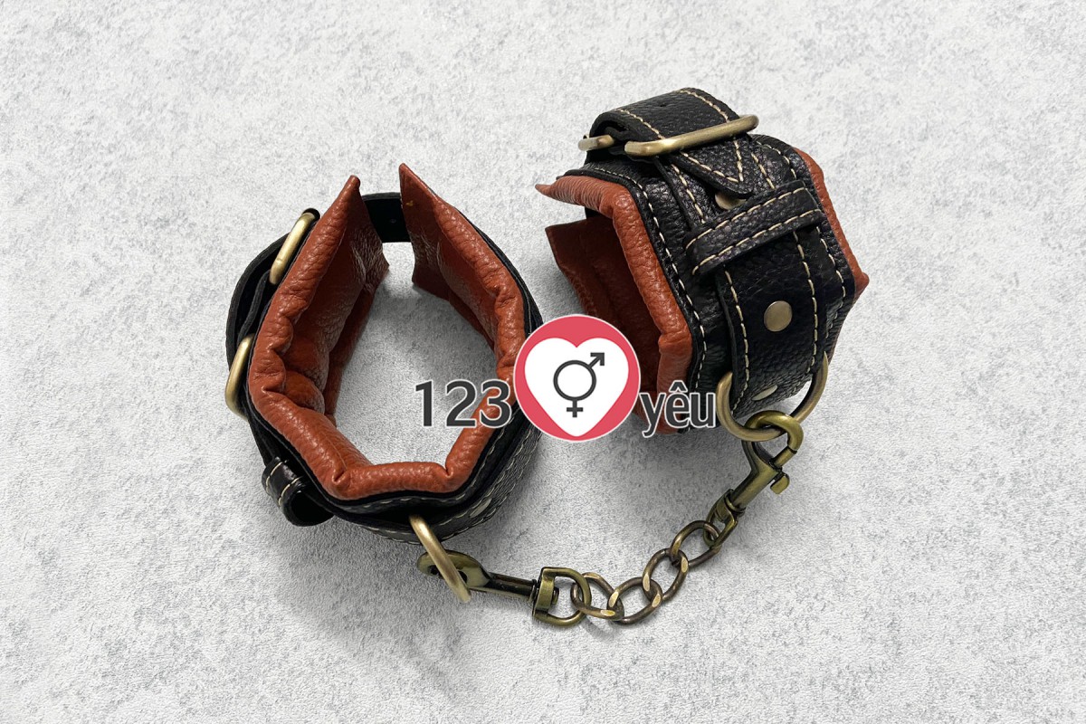 Đồ chơi tình yêu bạo dâm khóa tay da mềm inox không rỉ an toàn