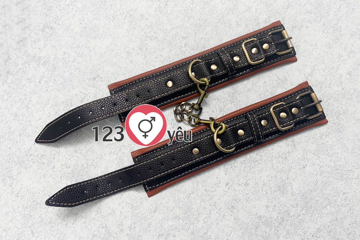 Đồ chơi tình yêu bạo dâm khóa tay da mềm inox không rỉ an toàn