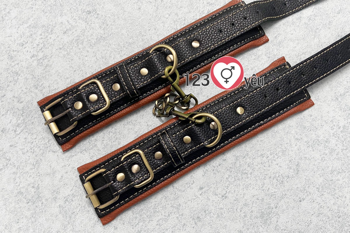 Đồ chơi tình yêu bạo dâm khóa tay da mềm inox không rỉ an toàn