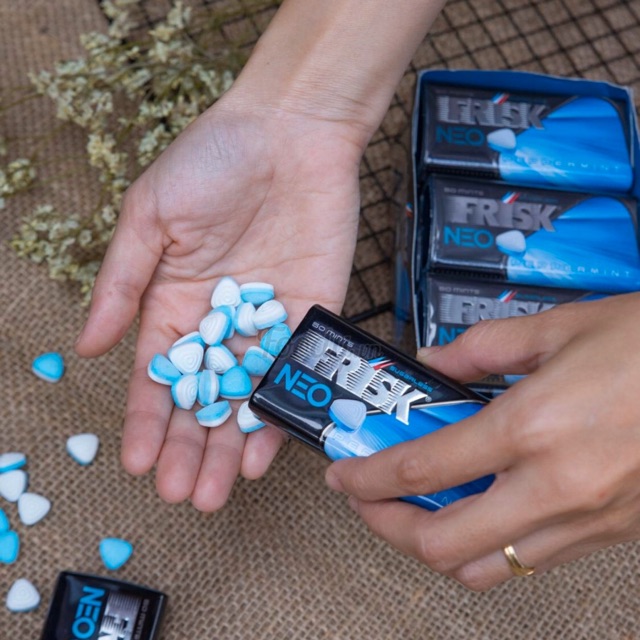 Kẹo ngậm BJ Frisk Neo bạc hà phòng the Nhật hương the mát