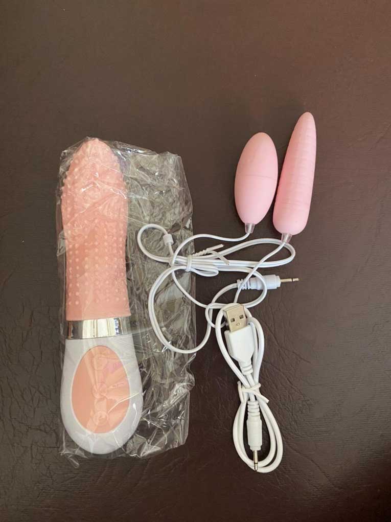 Lưỡi liếm Crazy Tongue cao cấp kèm trứng rung hai đầu silicon mềm